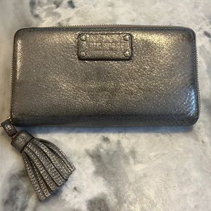 Silver Kate Spade wallet, metallic leather ♠️ continental